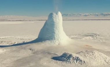 Shfaqet vullkani i akullt, fenomeni i pazakontë natyror që po habit botën – të gjithë vrapojnë në Kazakistan që të fotografohen