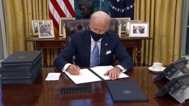 Biden shfuqizon bllokimin e aplikantëve për “Green Card”