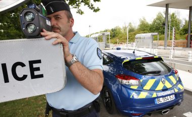 Voziste me 191 kilometra në orë, kapet nga policia franceze – 88-vjeçari u tha se po ngutej për ta marrë vaksinën kundër COVID-19