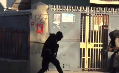 Skena rrëqethëse nga Haiti, policët e armatosur arrestojnë të burgosurit e arratisur – nëpër rrugë filmohen kufoma e të plagosur