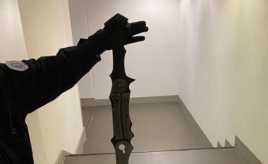 E bëri shpatën sikurse të video-lojës dhe iu vërsul policisë – arrestohet sulmuesi në Francë