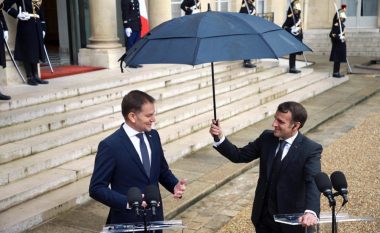 Presidenti francez i mban ombrellën kryeministrit sllovak – tri herë refuzon ndihmën e bashkëpunëtorëve