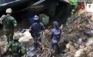 Aksioni i ushtrisë kolumbiane, pamje që tregojnë sekuestrimin e afro 3.000 kilogramë kokainë brenda një laboratori të fshehtë në xhungël