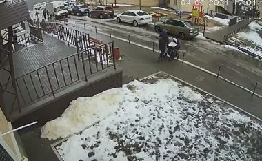 Kryen vetëvrasje duke u hedhur nga kati i 17-të, bie mbi karrocën në të cilën ishte foshnja 5-muajshe – ngjarja e tmerrshme filmohet në Rusi  
