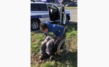 Shtirej si invalid në karrocë dhe kërkonte lëmoshë në qendër të Beogradit, policia e zë mashtruesin – e detyrojnë edhe të ngritet në këmbë