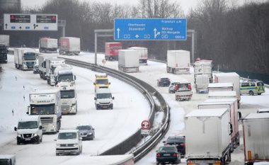 Bora “paralizon” Gjermaninë, shoferët kalojnë natën brenda veturave në autostradë
