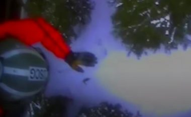 Skiatori sulmohet dhe kafshohet nga ariu, u shtir si i vdekur për t’i shpëtuar më të keqes, helikopteri me shpëtimtarët e nxjerrin nga Alaska