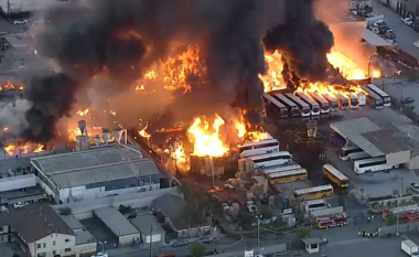 Zjarr masiv në një kompleks industrial në Los Angeles, flakët përfshijnë edhe një numër autobusësh