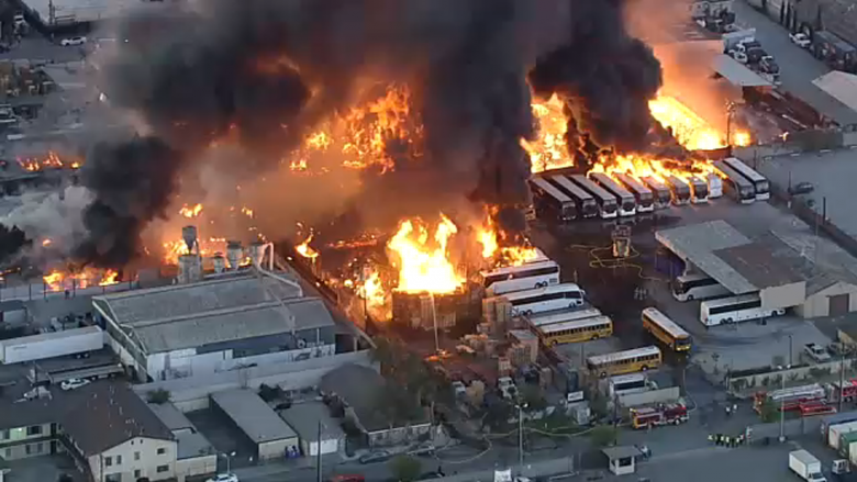 Zjarr masiv në një kompleks industrial në Los Angeles, flakët përfshijnë edhe një numër autobusësh
