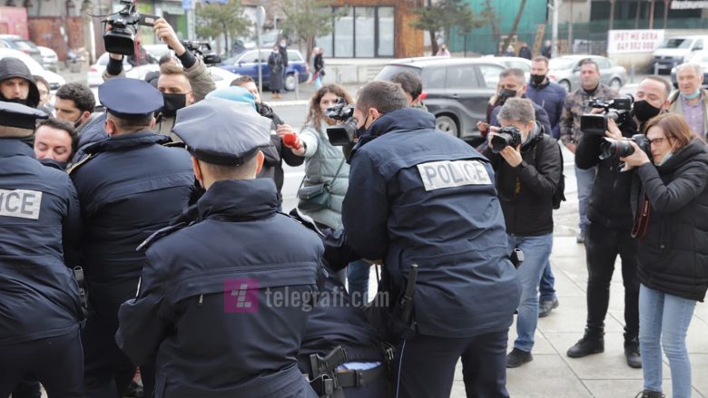 Pas përleshjes me anëtarët e PSD, lëndohet një polic