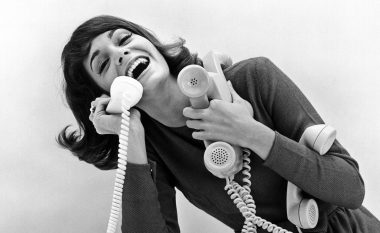 Dhjetë minuta bisedë në telefon zvogëlon ndjenjën e vetmisë