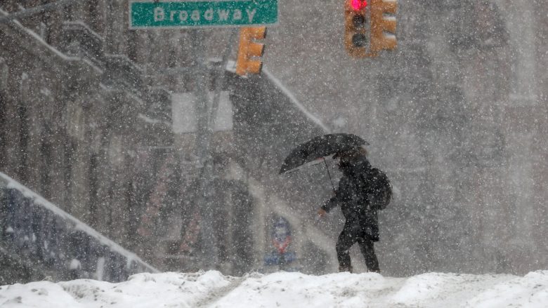 Stuhia e dëborës godet New Yorkun, vështirësohet fushata e vaksinimit kundër COVID-19