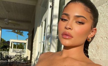 Kylie Jenner shfaq linjat e formësuara trupore gjatë pushimeve në Palm Springs