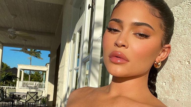 Kylie Jenner shfaq linjat e formësuara trupore gjatë pushimeve në Palm Springs