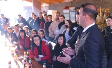 Haradinaj pritet nga të rinjtë e shumtë të Lipjanit