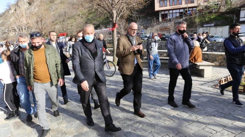 Pacolli në Prizreni, takohet me qytetarë e pronarë biznesesh