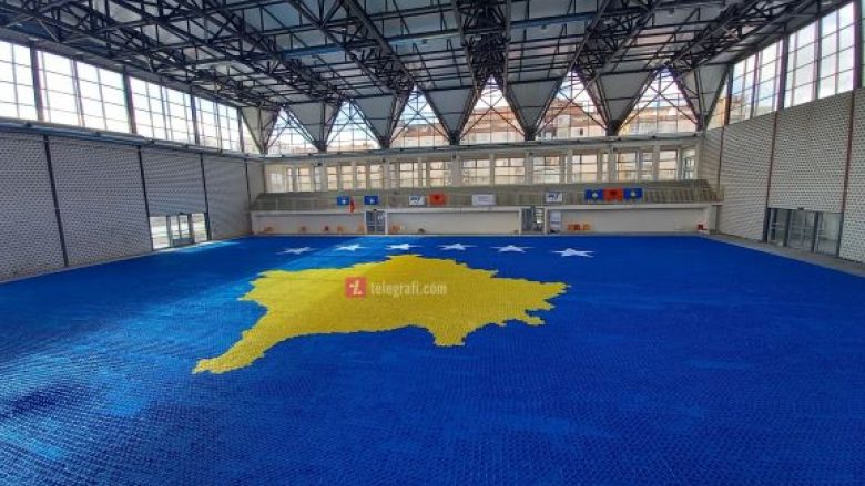 Arbnora Fejza – Idrizi thyen rekordin Guinness me mozaikun më të madh Origami në botë