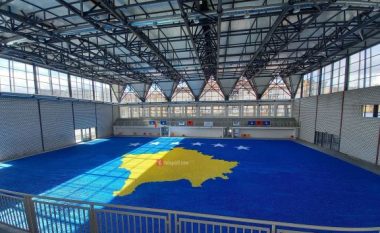 Flamuri i Kosovës i punuar me rreth 130 mijë copa letre, Arbnora Fejza-Idrizi synon të thyej edhe një rekord në Guinness