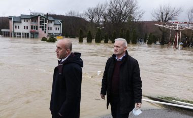 Haradinaj dhe Elezaj në terren pas vërshimeve në Klinë: Gjendja alarmante