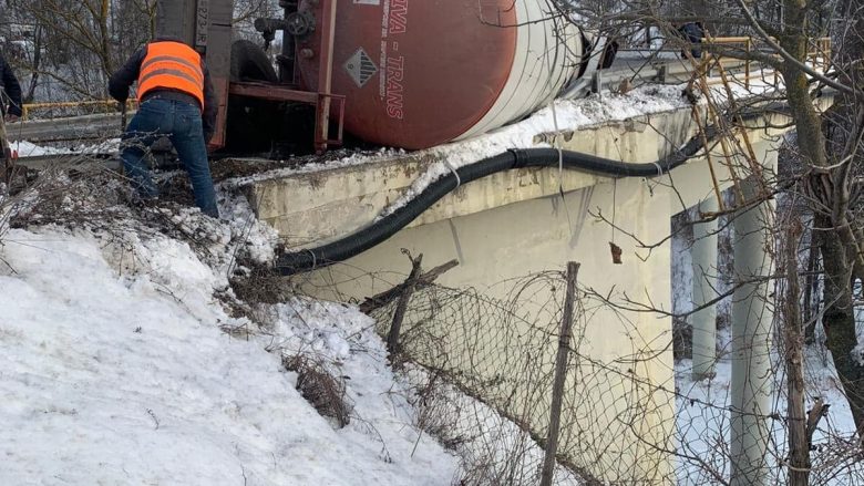 Rrokulliset kamioni në Strazhë, bllokohet komunikacioni