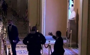 Publikohen pamjet: Momenti kur senatori Romney nuk e dinte se sa shumë iu afrua turmës së dhunshme që sulmoi Kapitolin më 6 janar