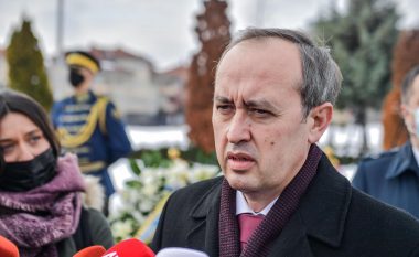 Hoti bën homazhe te varri i Presidentit Rugova: Pavarësia e Kosovës projekti më i madh i shqiptarëve në 30 vitet e fundit
