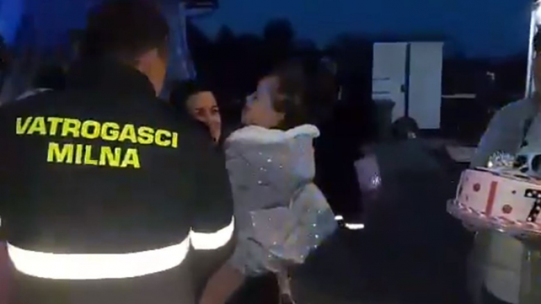Zjarrfikësit befasuan një vajzë e cila nuk festoi ditëlindjen për shkak të tërmetit në Kroaci