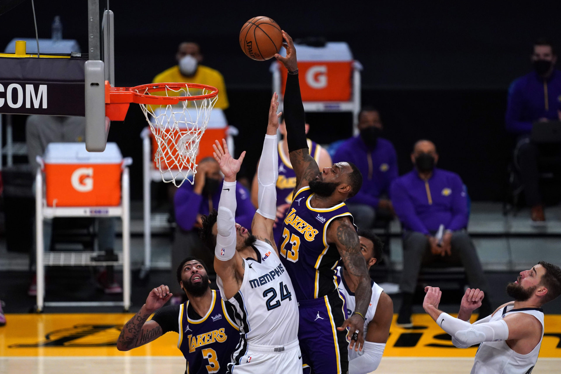 Lakers marrin fitoren e shtatë radhazi, Jazz të fortë për Bucks