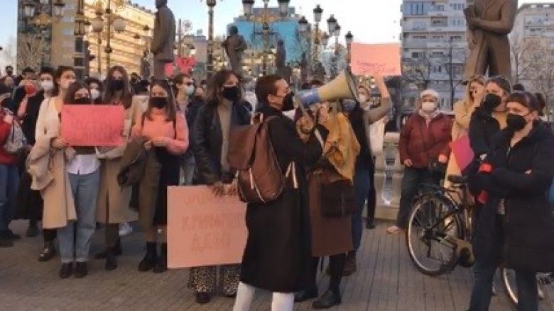 Protestë në Shkup: Kërkohet dënim për personat që publikojnë fotografi komprometuese të vajzave