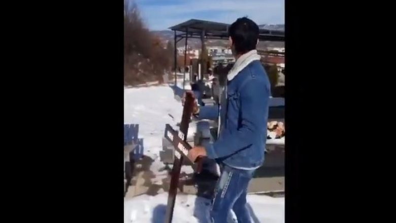 Maqedoni, të miturit publikojnë video në TikTok ku vandalizohen varrezat