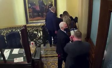 Sa ishte në rrezik “valixhja bërthamore” ndërsa Mike Pence ishte larguar nga Capitol, kur protestuesit sulmuan ndërtesën?