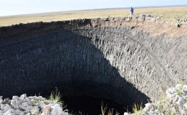 Shkencëtarët thonë se “kanë zbuluar misterin” e vrimave masive që formohen në tokat e acarta siberiane