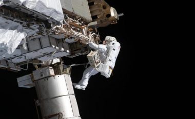 Astronautët amerikanë zhvilluan një shëtitje në hapësirë