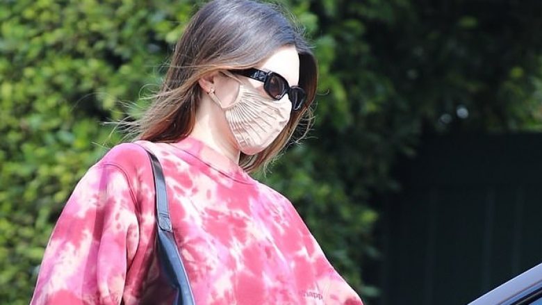 Kendall Jenner merr vëmendje të madhe teksa shfaqet me veshje sportive