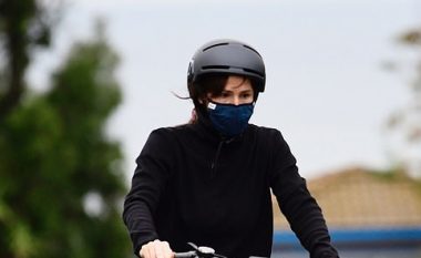 Jennifer Garner mbulon fytyrën me maskë gjatë shëtitjes me biçikletë në Los Angeles