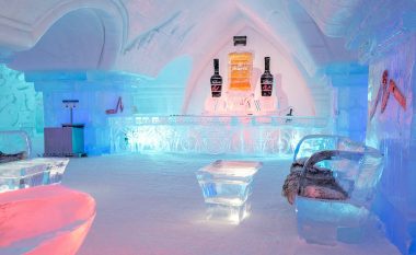 Versioni i vitit 2021: Hoteli kanadez me akull përmban një sallë madhështore, bar, 15 suita me tematika të ndryshme, një tobogan të madh – dhe një kishë për martesa