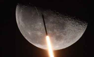 Pamje mahnitëse të “jashtë kësaj bote”: Momenti kur raketa e SpaceX fluturon “përgjatë rruzullit hënor”