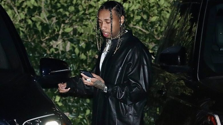 Tyga shfaqet duke u shëtitur në Malibu me një vajzë misterioze