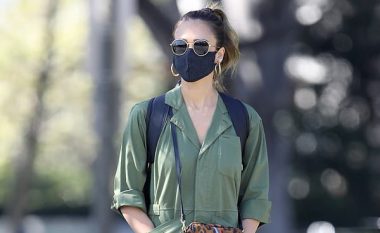 Jessica Alba vishet me stil për të shëtitur me familjen në Beverly Hills