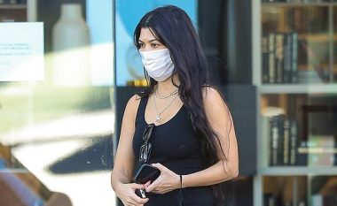 Kourtney Kardashian shfaqet natyrale gjatë një shëtitje në Los Angeles