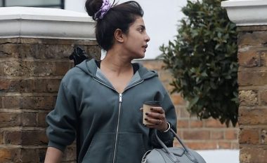 Priyanka Chopra shfaqet natyrale gjatë një shëtitje në Londër