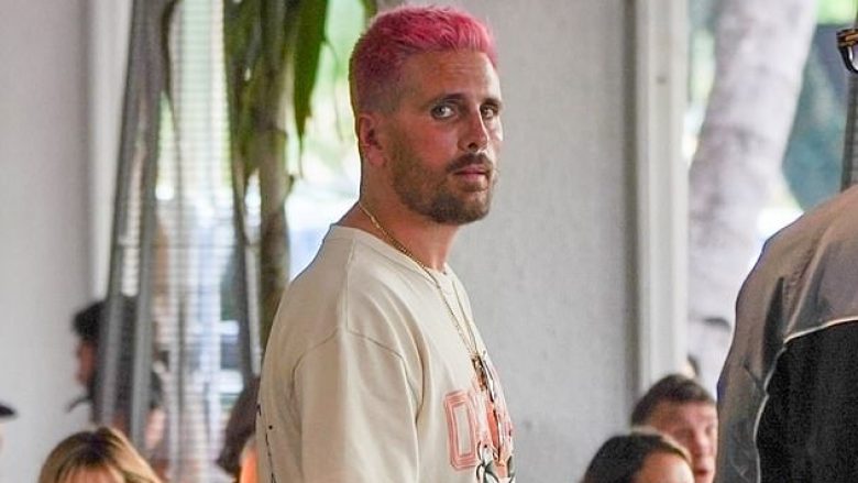 Scott Disick ndryshon sërish në dukje, flokët bionde i bën rozë