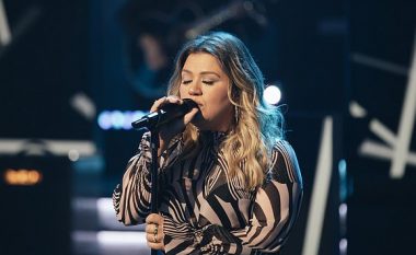 Kelly Clarkson zbulon se ka shkruar 60 këngë, pasi u lëndua nga divorci