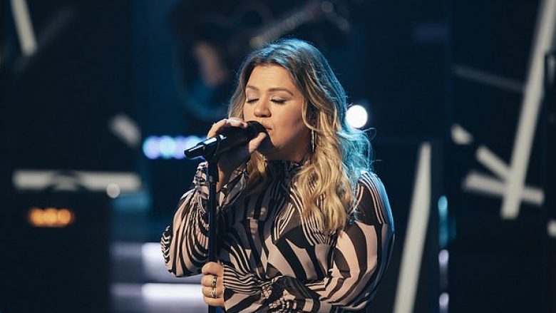Kelly Clarkson zbulon se ka shkruar 60 këngë, pasi u lëndua nga divorci