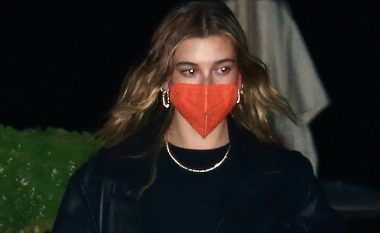 Hailey Bieber shihet në Malibu, shkëlqen me veshjen në të zezë