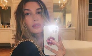 Hailey Bieber me paraqitje plot elegance derisa pozoi me çantat ‘Versace La Medusa’