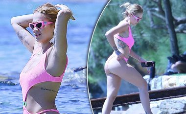 Rita Ora vë në pah të pasmet e formësuara me bikini, shijon plazhin në Australi