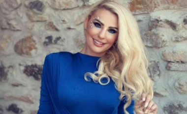 Duda Balje uron Pavarësinë e Kosovës e veshur me fustan të kaltër
