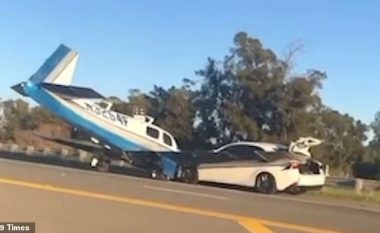Pëson defekt teknik, piloti bënë ulje emergjente në një autostradë në Kaliforni – goditet nga një veturë në lëvizje