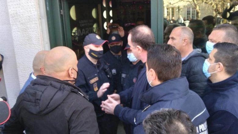 Abazoviq e fton në takim Gjeloshajn – policia ka urdhër arrest për kryetarin e Tuzit